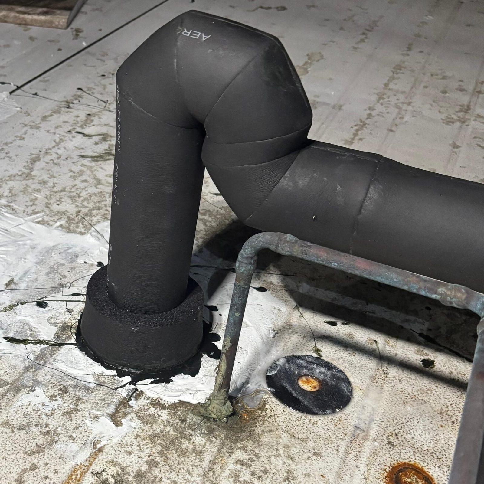 Thermally insulated refrigeration pipework in a supermarket installation